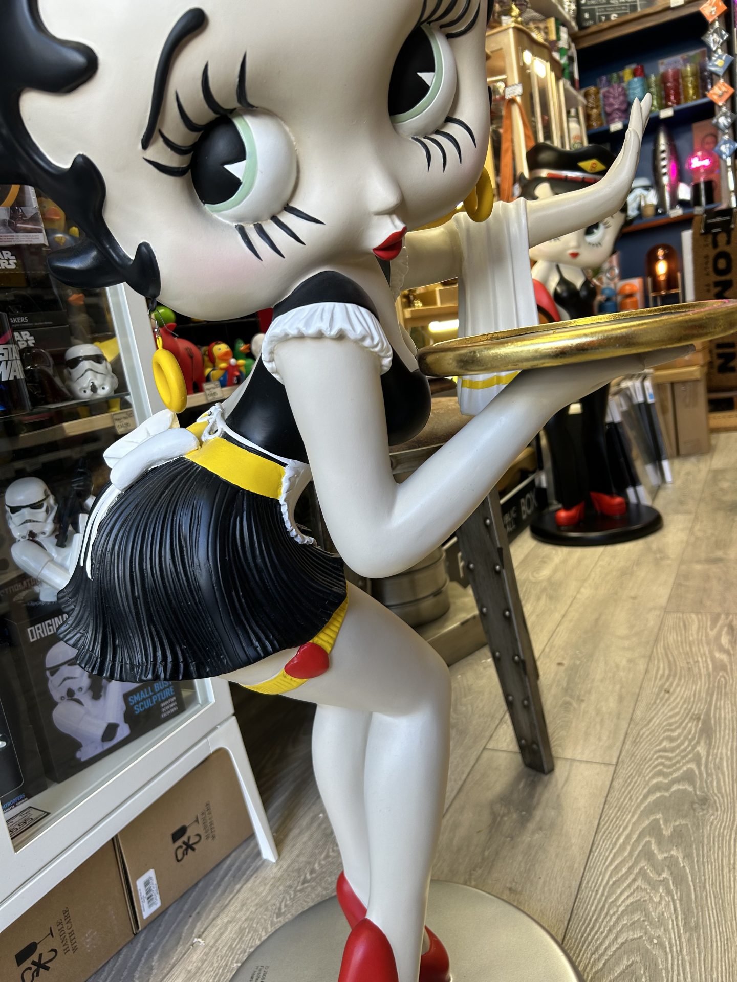 Betty Boop Waitress with Tray Display size figure 3ft (96cm) - Image 3
