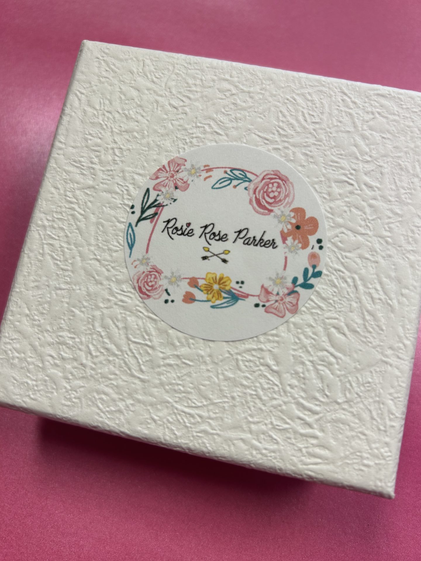 Retro Frankie and Flamingo In Car Pin Brooch - Image 2