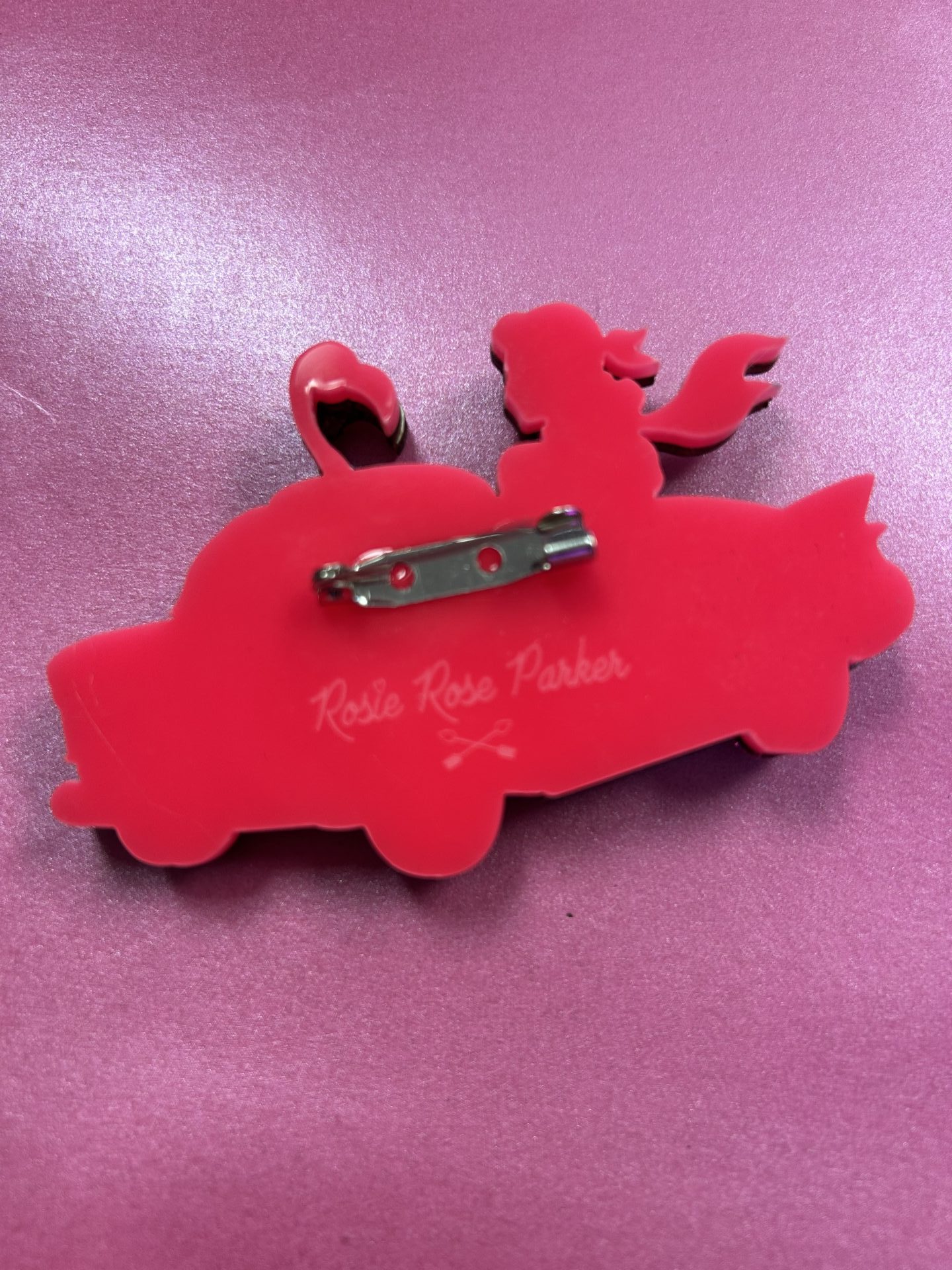 Retro Frankie and Flamingo In Car Pin Brooch - Image 4
