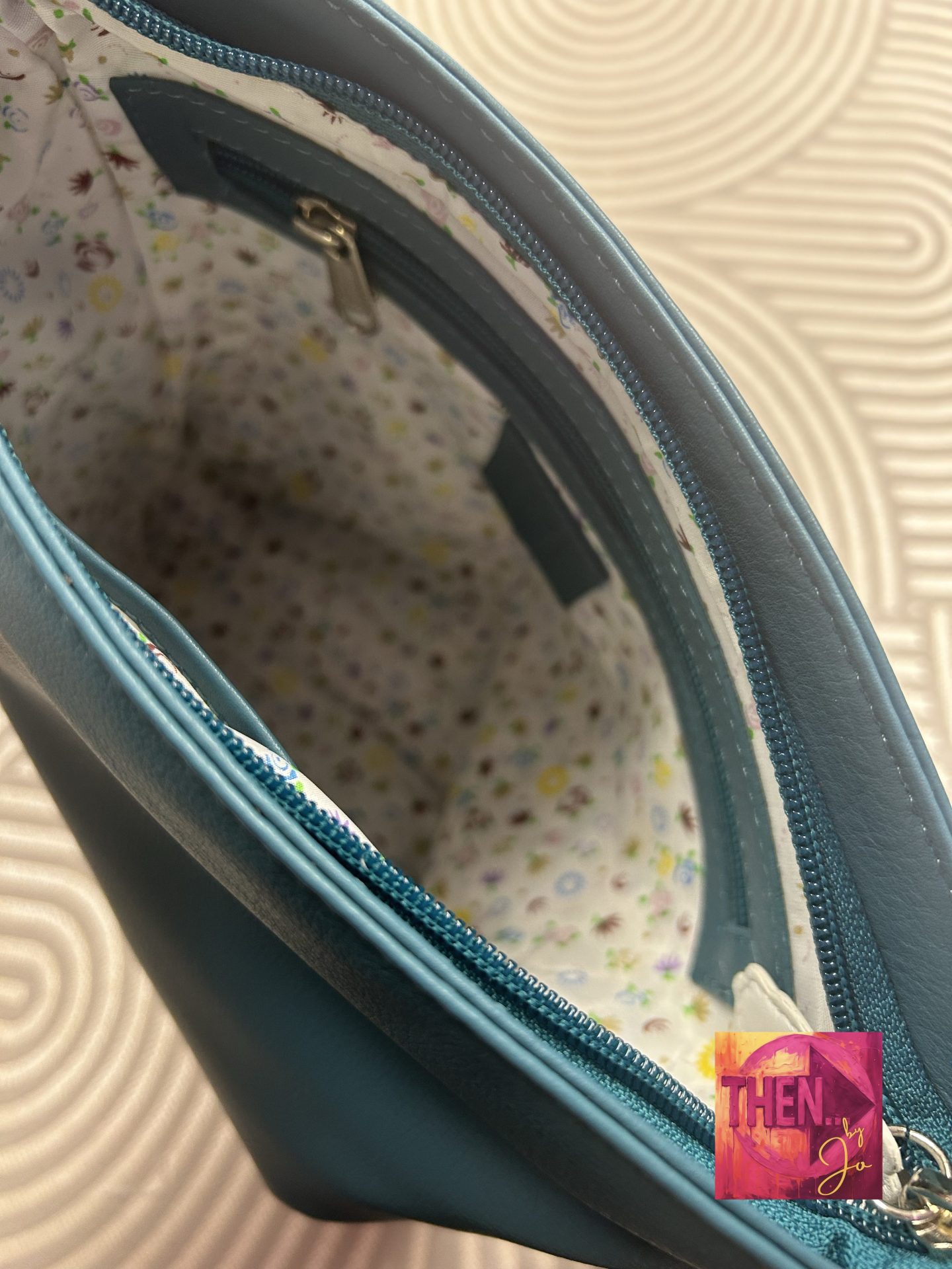 Bella's Head Cross Body Bag Green - Image 5